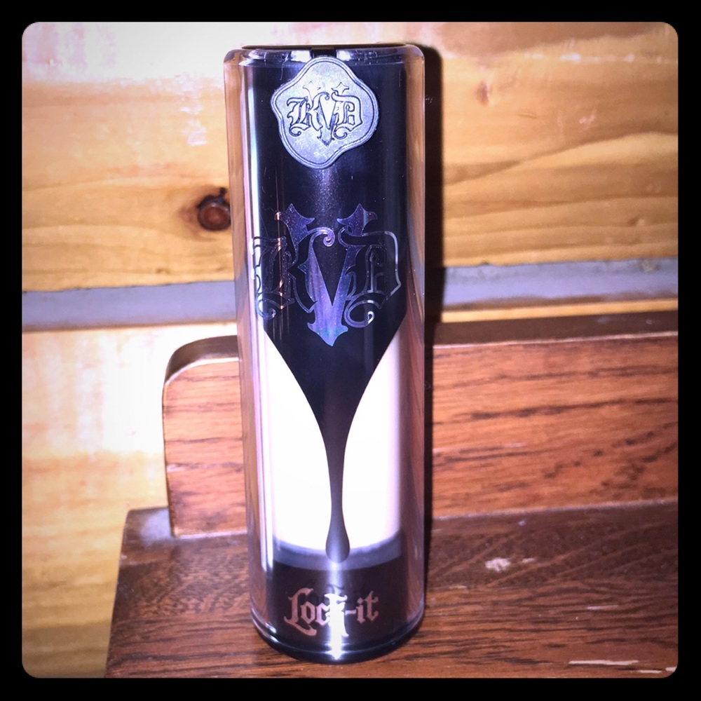 Kat Von D Lock It Foundatin light 44 cool